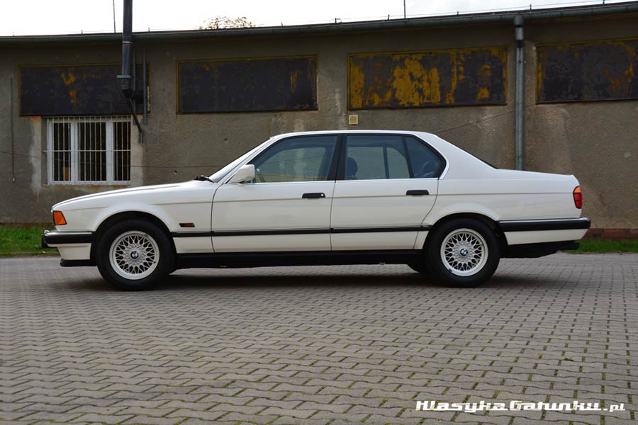 https://autogreeknews.gr/wp-content/uploads/2020/06/1992-BMW-740i-7-Series-2.jpg