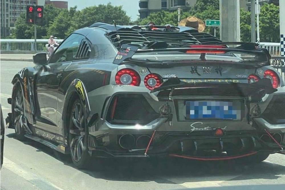 https://autogreeknews.gr/wp-content/uploads/2020/07/nissan-gt-r-civic-edition-has-sh-written-in-front-.jpg
