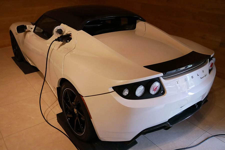 https://autogreeknews.gr/wp-content/uploads/2020/07/tesla-roadster-6.jpg