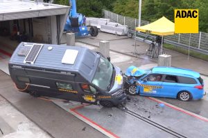 Crash-test-motorhome-vs-car
