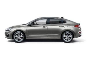 Hyundai-i30-Fastback-(5)