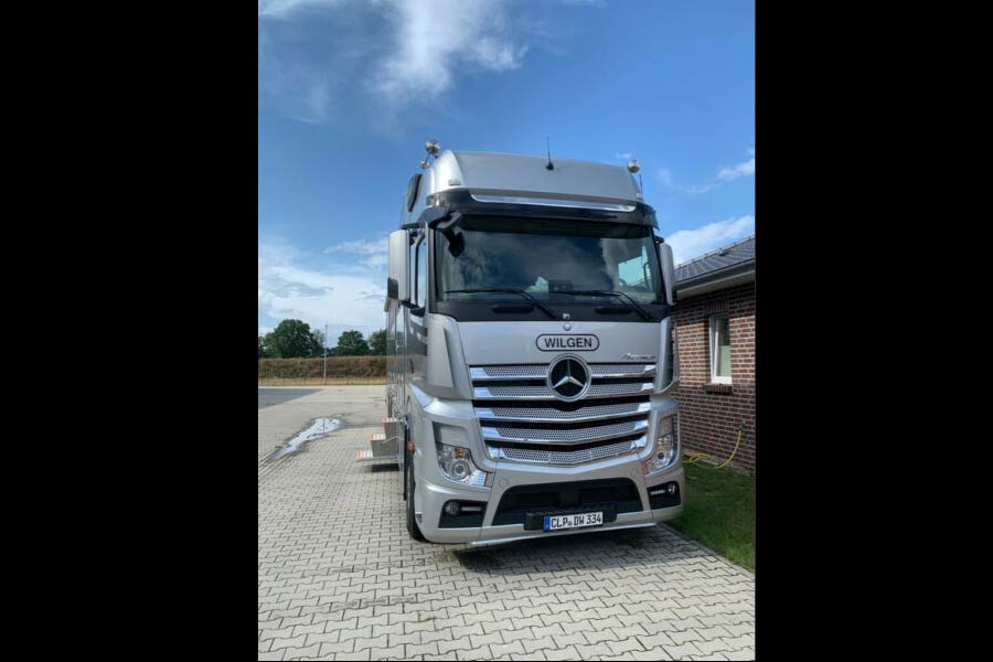 https://autogreeknews.gr/wp-content/uploads/2020/09/MB-Actros-Motorhome-3.jpg