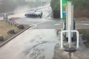 mercedes aquaplaning