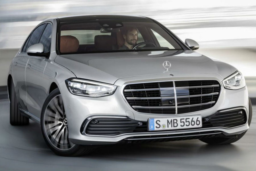 Πώς η νέα Mercedes S-Class «μικραίνει» εν κινήσει