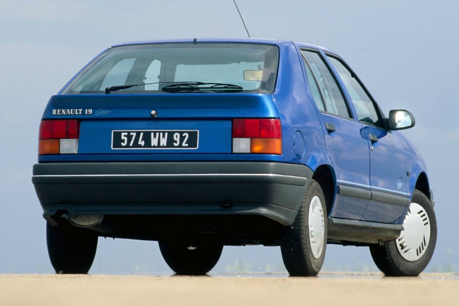 https://autogreeknews.gr/wp-content/uploads/2020/09/renault-19-3.jpg