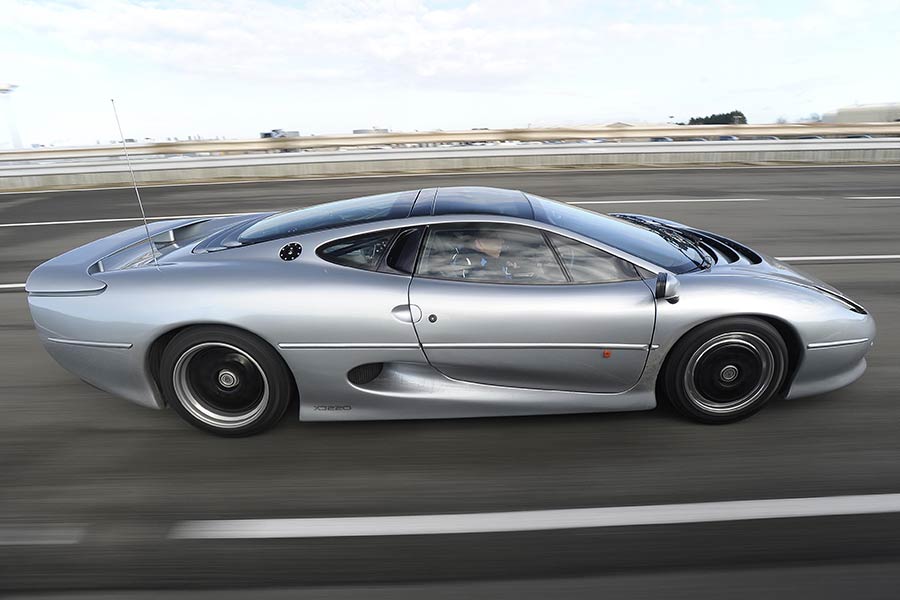 https://autogreeknews.gr/wp-content/uploads/2020/10/Jaguar-XJ220-2.jpg