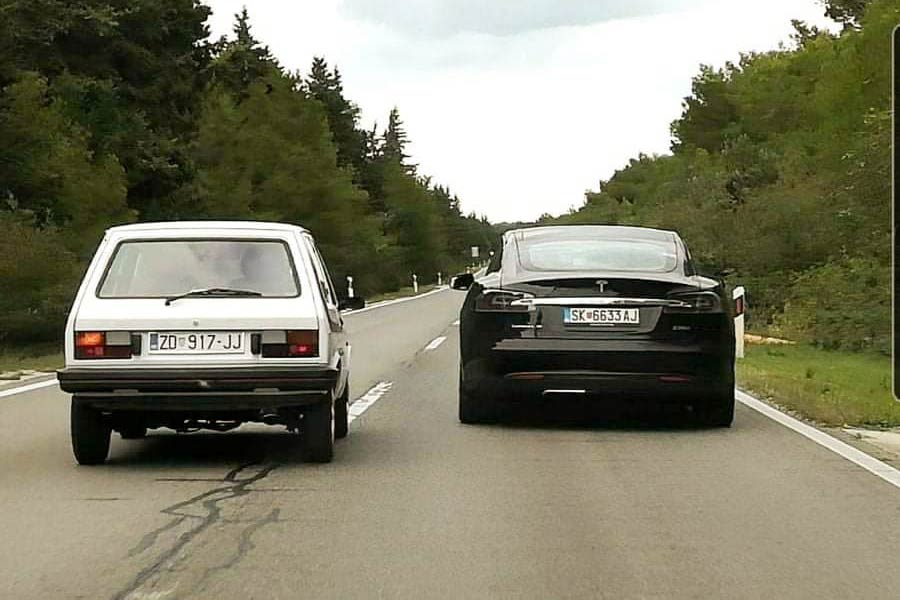 https://autogreeknews.gr/wp-content/uploads/2020/10/Yugo-overtakes-Tesla.jpg