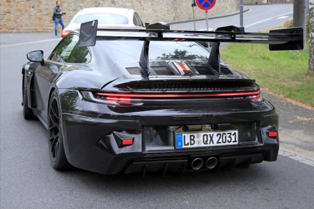 https://autogreeknews.gr/wp-content/uploads/2020/10/porsche-992-gt3-rs-aero-package.jpg