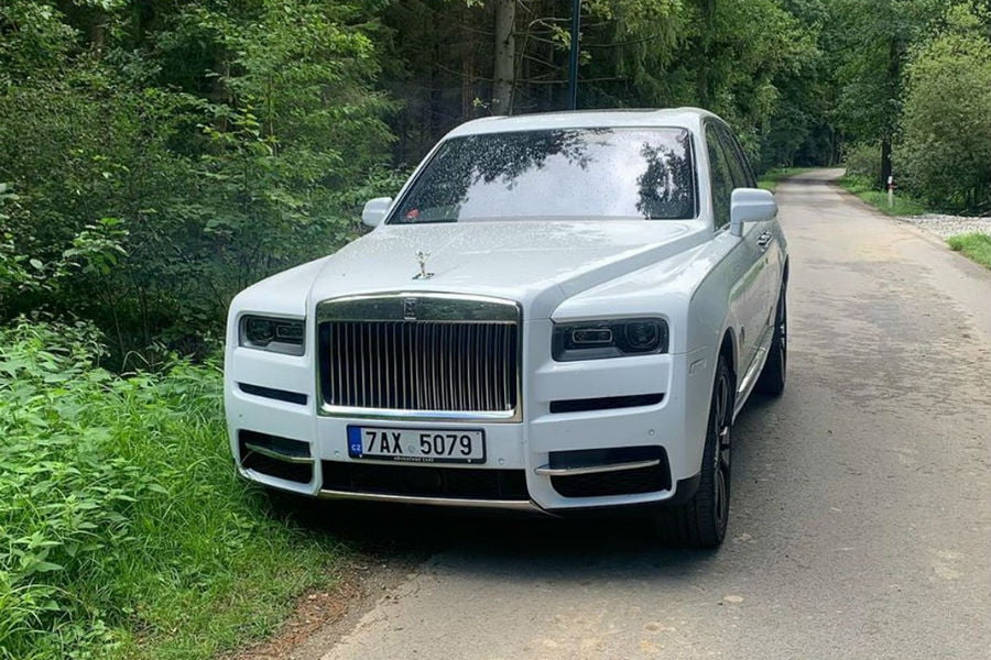 https://autogreeknews.gr/wp-content/uploads/2020/10/rolls-royce-cullinan-fuel-3.jpg