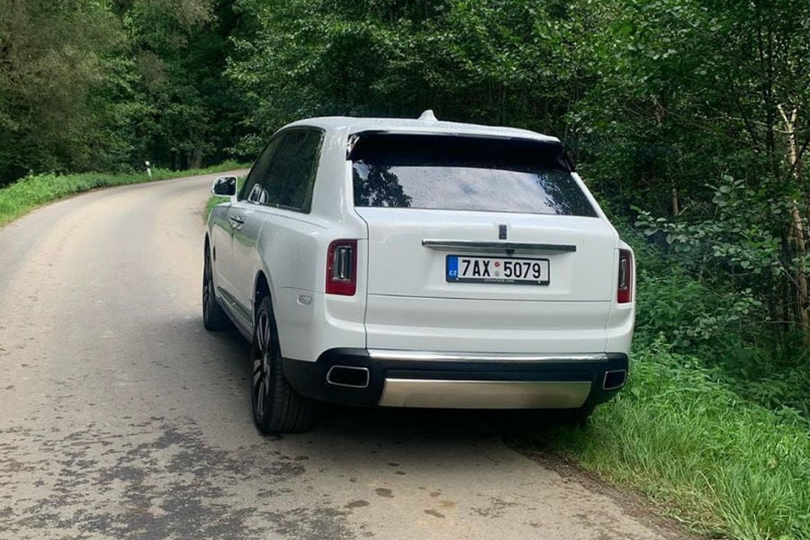 https://autogreeknews.gr/wp-content/uploads/2020/10/rolls-royce-cullinan-fuel-4.jpg