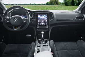 2020—New-Renault-MEGANE-E-TECH-Plug-in-tests-drive-(4)