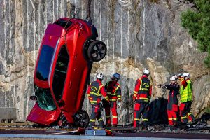 274395_Volvo_Cars_drops_new_cars_from_30_metres_to_help_rescue_services_save
