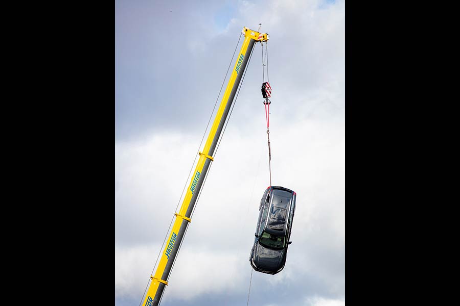 https://autogreeknews.gr/wp-content/uploads/2020/11/274397_Volvo_Cars_drops_new_cars_from_30_metres_to_help_rescue_services_save.jpg