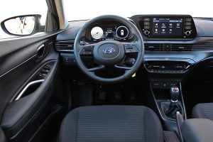Hyundai i20 1.2 interior 2020 (3)