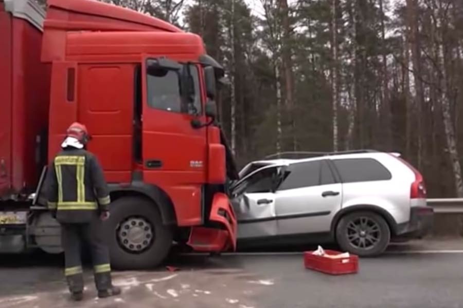 https://autogreeknews.gr/wp-content/uploads/2020/11/Volvo-XC90-crash.jpg