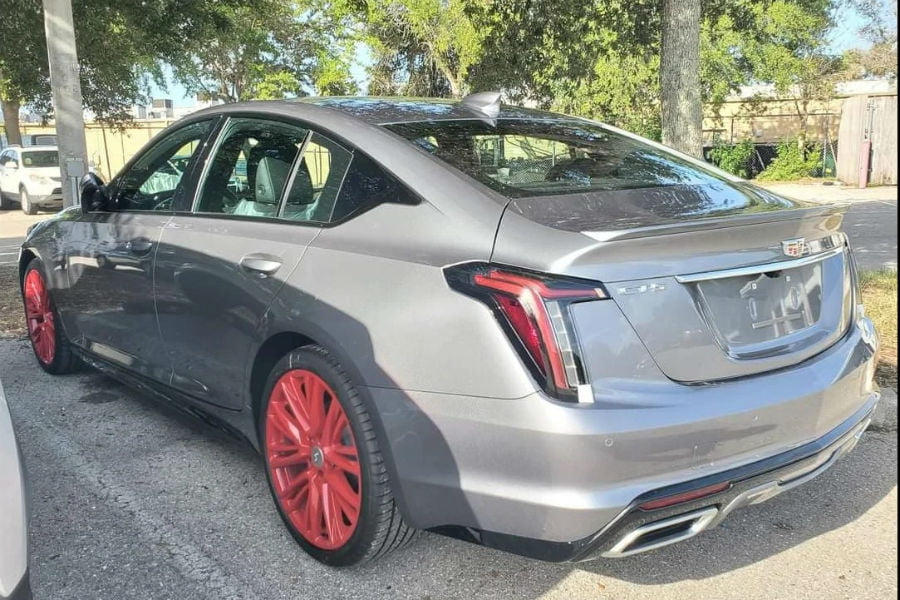 https://autogreeknews.gr/wp-content/uploads/2020/11/cadillac-ct5-on-transport-wheels-2.jpg