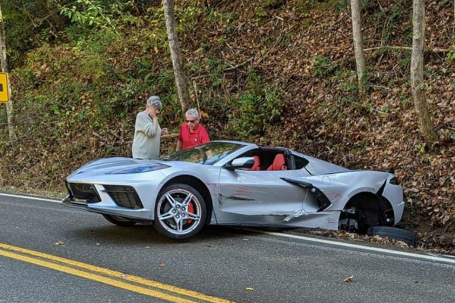 https://autogreeknews.gr/wp-content/uploads/2020/11/corvette-knocked-out.jpg