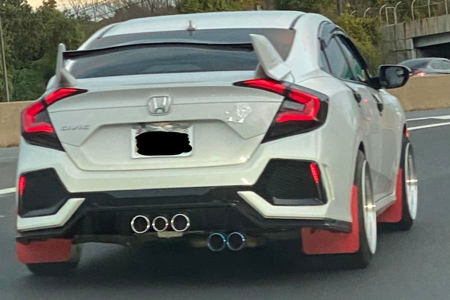 https://autogreeknews.gr/wp-content/uploads/2020/11/honda-civic-sedan-5-exhaust-tips.jpg