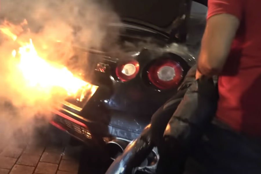 https://autogreeknews.gr/wp-content/uploads/2020/11/nissan-gt-r-in-flames-2.jpg