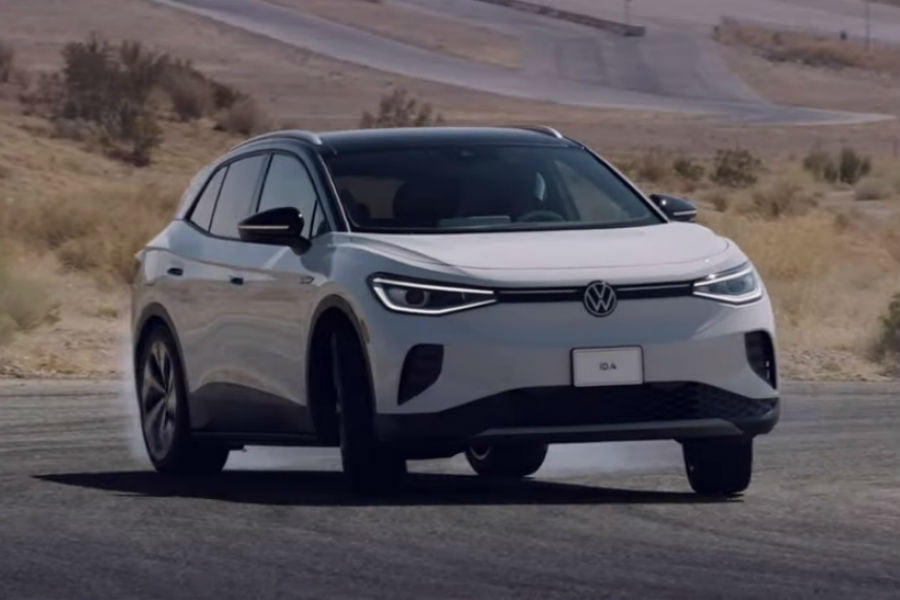VW ID.4 με το πλάι κι όπου πάει (+video)