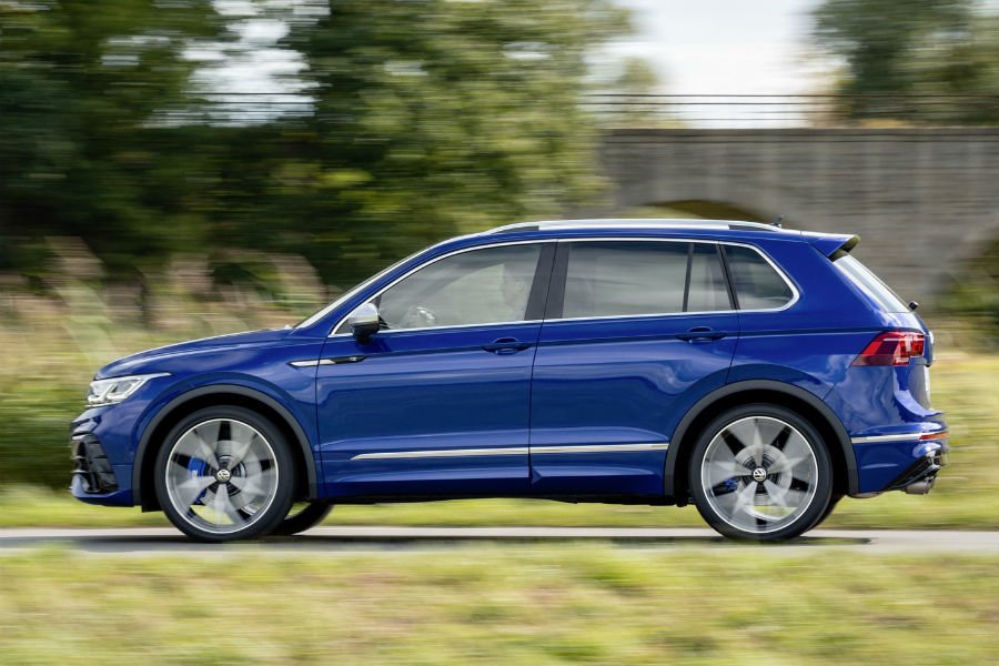 https://autogreeknews.gr/wp-content/uploads/2020/11/vw-tiguan-r-vs-cayenne-turbo-mk1-3.jpg