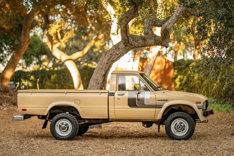 https://autogreeknews.gr/wp-content/uploads/2020/12/1980-toyota-hilux-14-1.jpg