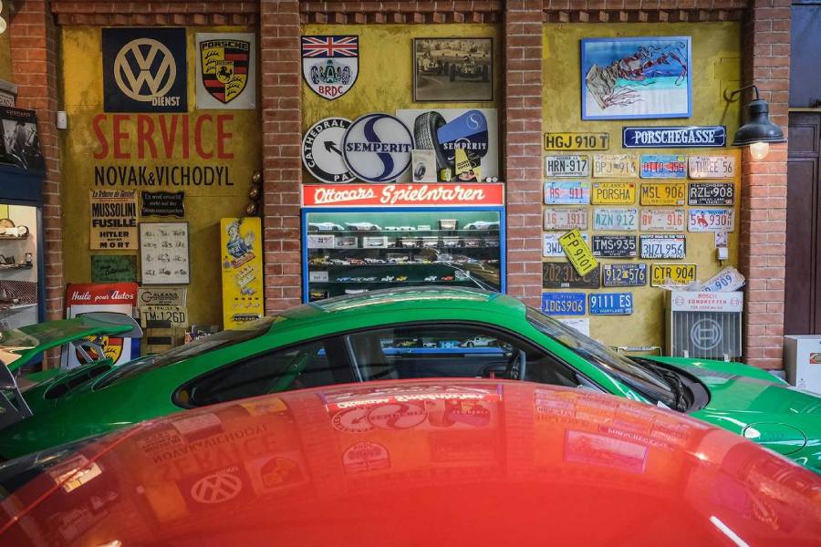 https://autogreeknews.gr/wp-content/uploads/2020/12/80-year-old-buys-80th-porsche-2.jpg