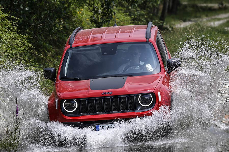 https://autogreeknews.gr/wp-content/uploads/2020/12/Jeep-Renegade-TH_4xe-65.jpg