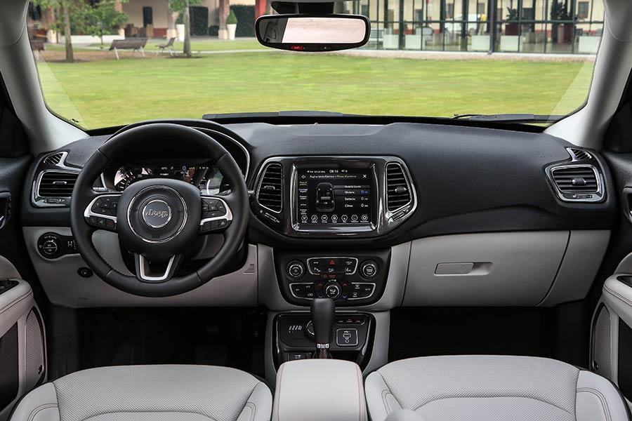 https://autogreeknews.gr/wp-content/uploads/2020/12/Jeep_Compass-Limited-4xe_int.jpg