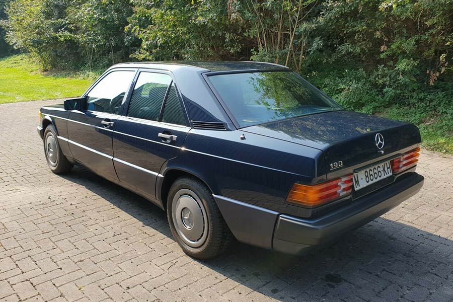 https://autogreeknews.gr/wp-content/uploads/2020/12/Mercedes-190-E-2.jpg