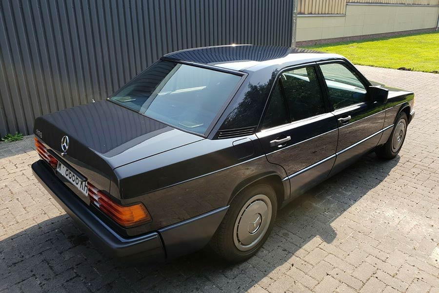https://autogreeknews.gr/wp-content/uploads/2020/12/Mercedes-190-E-3.jpg