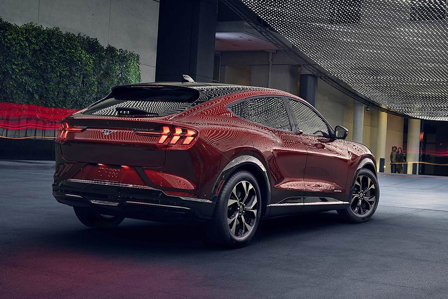 https://autogreeknews.gr/wp-content/uploads/2020/12/Mustang-Mach-E-19.jpg