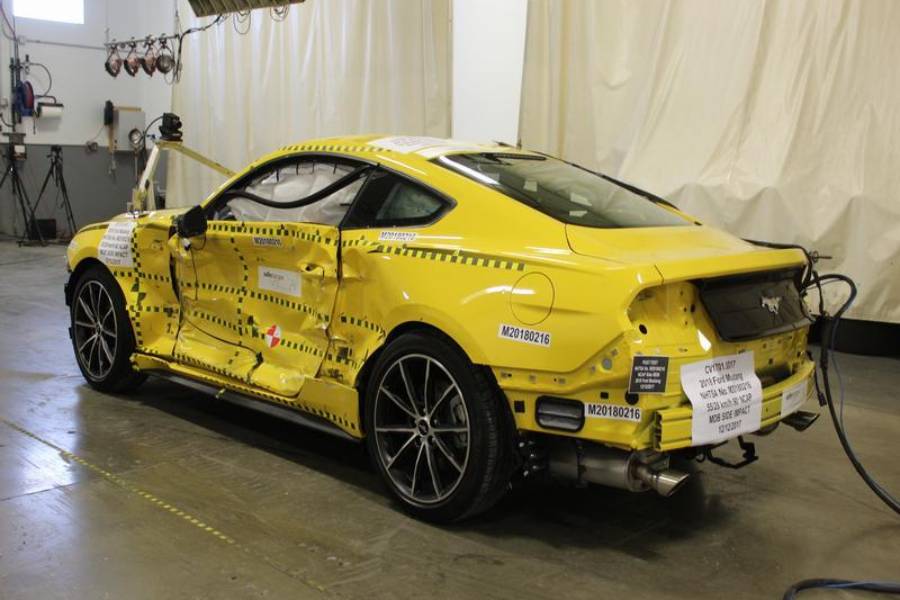 https://autogreeknews.gr/wp-content/uploads/2020/12/Wrecked-Ford-Mustang-Auction-3.jpg