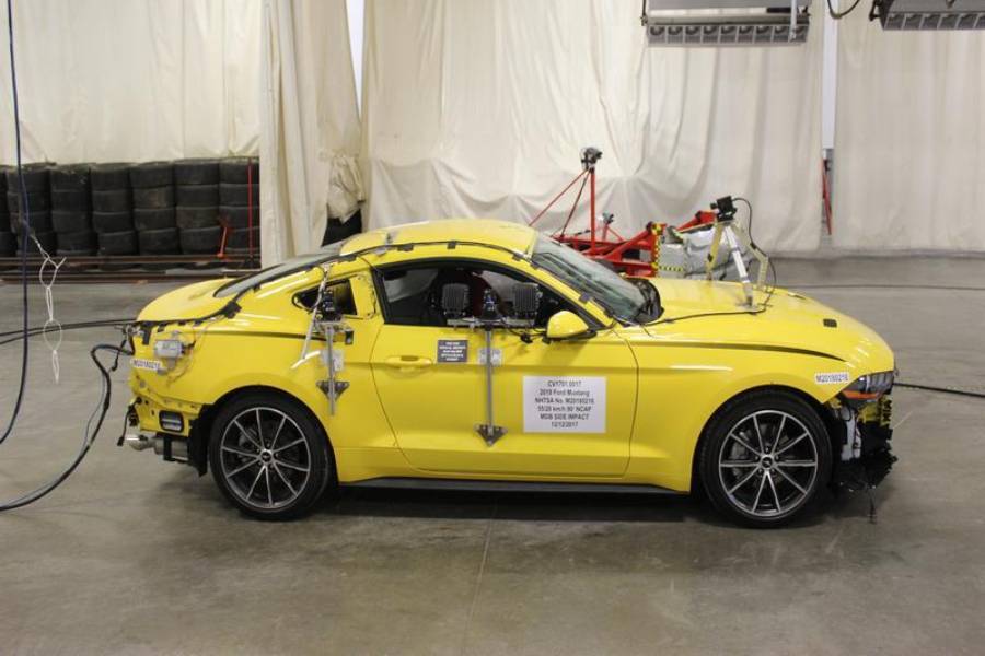 https://autogreeknews.gr/wp-content/uploads/2020/12/Wrecked-Ford-Mustang-Auction-5.jpg