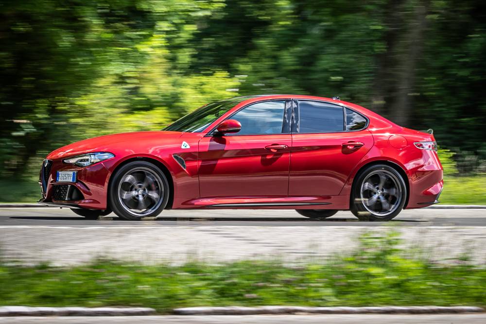 https://autogreeknews.gr/wp-content/uploads/2020/12/alfa_romeo_giulia_quadrifoglio_195.jpg
