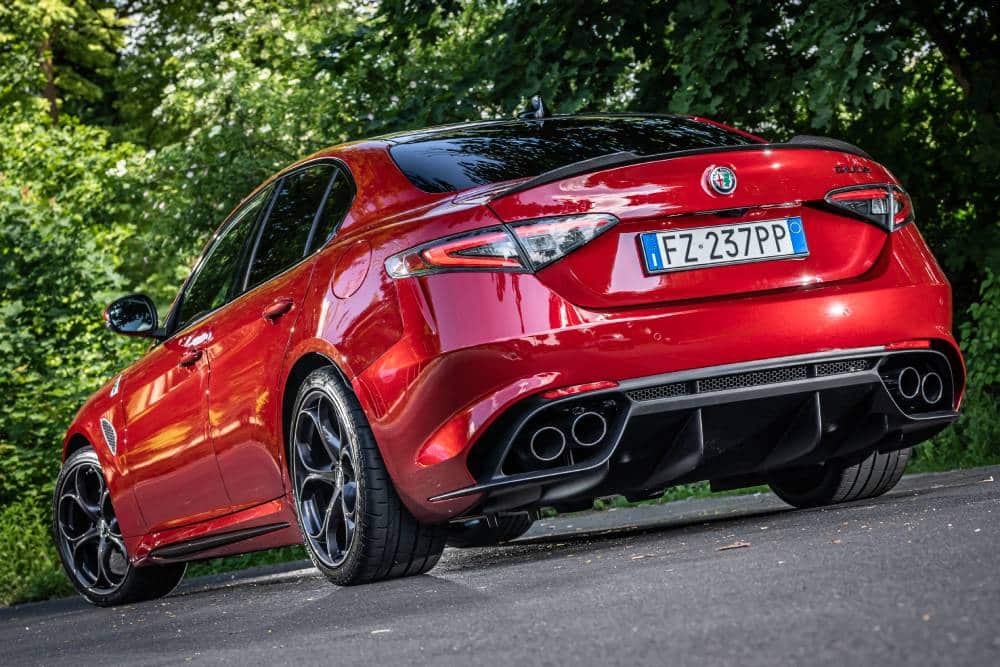 https://autogreeknews.gr/wp-content/uploads/2020/12/alfa_romeo_giulia_quadrifoglio_451.jpg