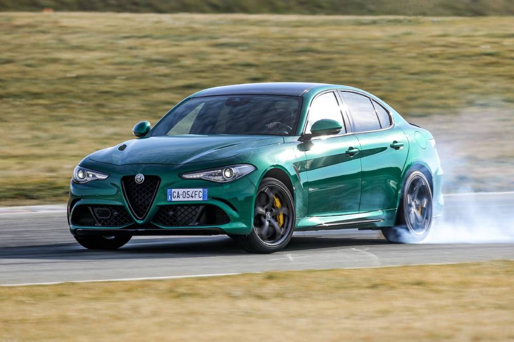 https://autogreeknews.gr/wp-content/uploads/2020/12/alfa_romeo_giulia_quadrifoglio_764.jpg