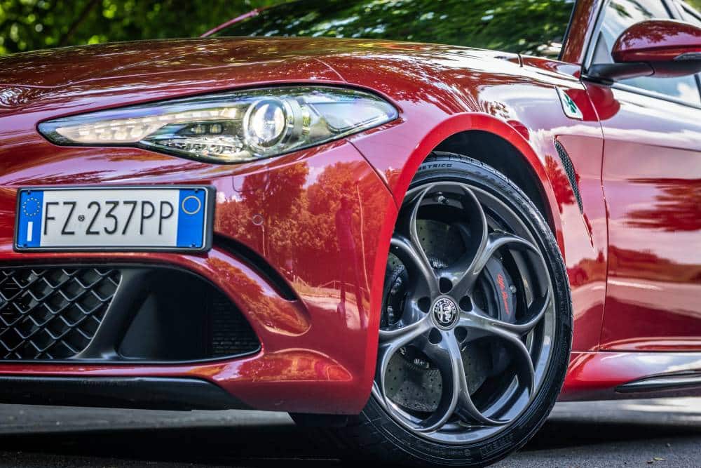 https://autogreeknews.gr/wp-content/uploads/2020/12/alfa_romeo_giulia_quadrifoglio_771.jpg