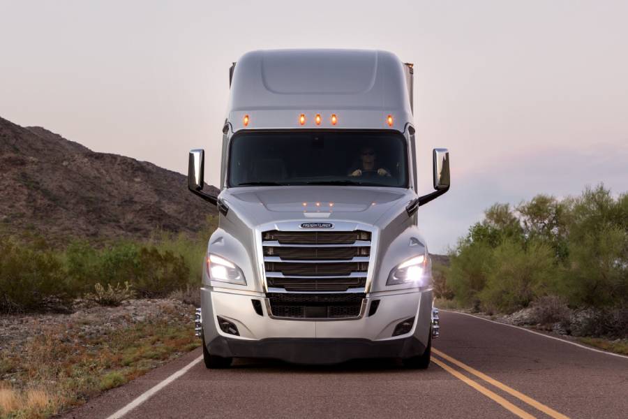 https://autogreeknews.gr/wp-content/uploads/2020/12/freightliner-cascadia-5.jpg