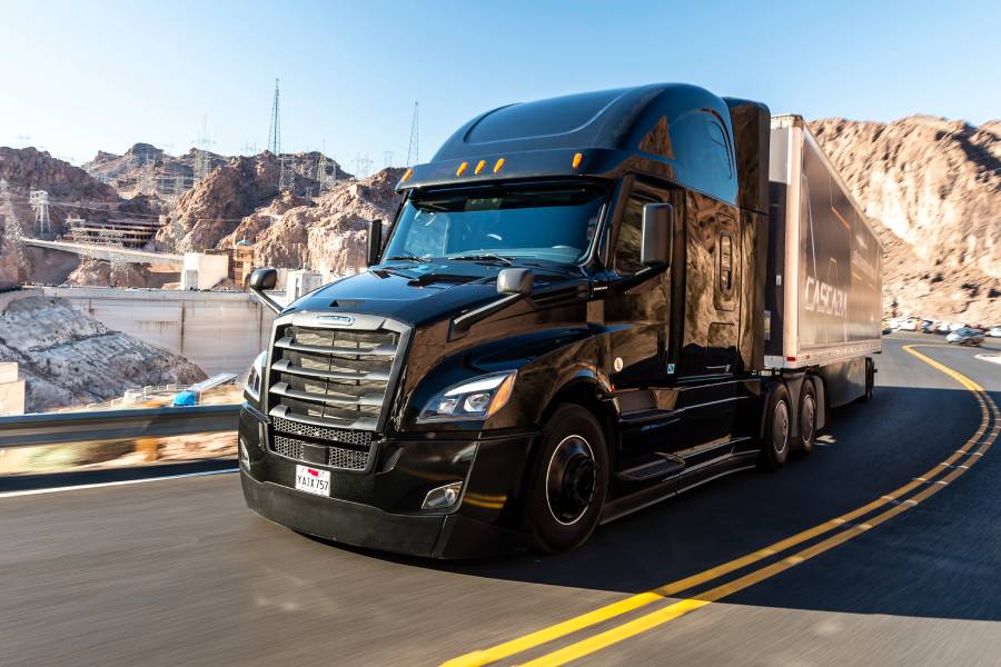 https://autogreeknews.gr/wp-content/uploads/2020/12/freightliner-cascadia-9.jpg