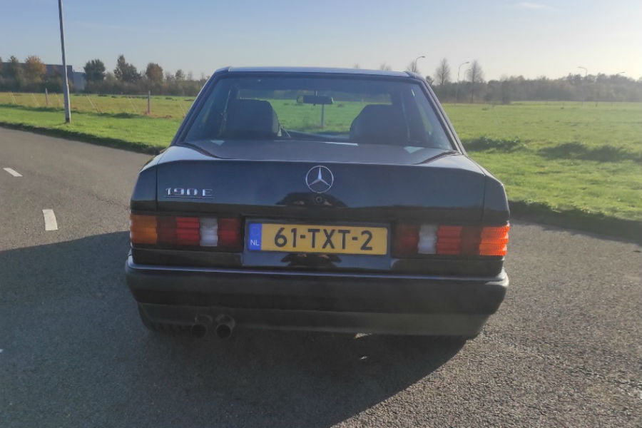 https://autogreeknews.gr/wp-content/uploads/2020/12/mercedes-190e-v12-6.jpg