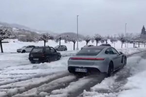 panda 4×4 vs taycan