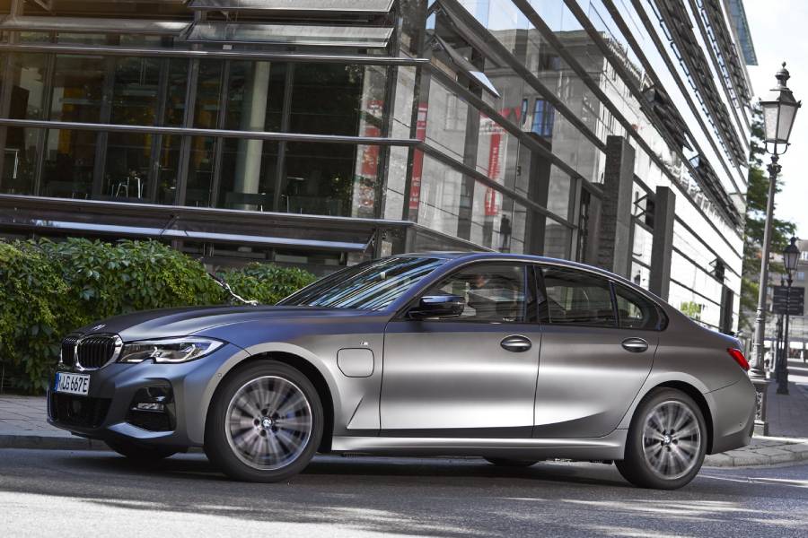 https://autogreeknews.gr/wp-content/uploads/2021/01/2021-bmw-320e-sedan-1.jpg