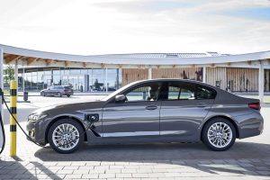 2021-bmw-520e-sedan-1