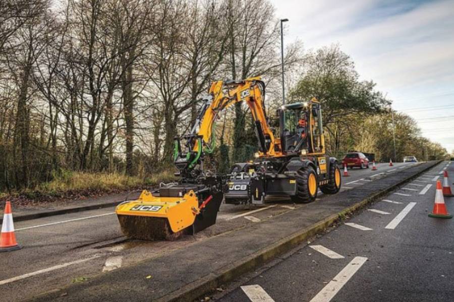 Επισκευή λακκούβας σε 8 λεπτά από την JCB! (+video)