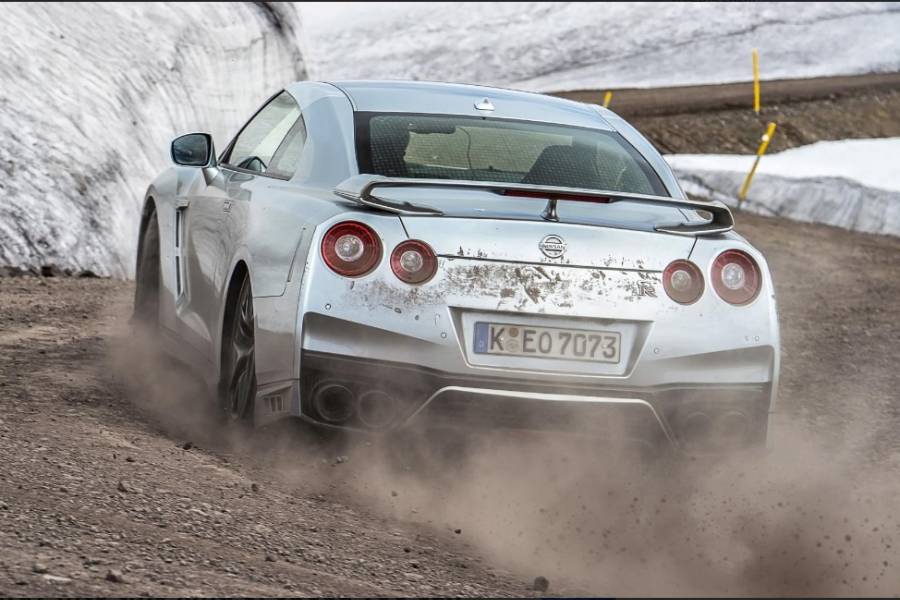 https://autogreeknews.gr/wp-content/uploads/2021/01/nissan-gt-r-gravel-drift-2.jpg