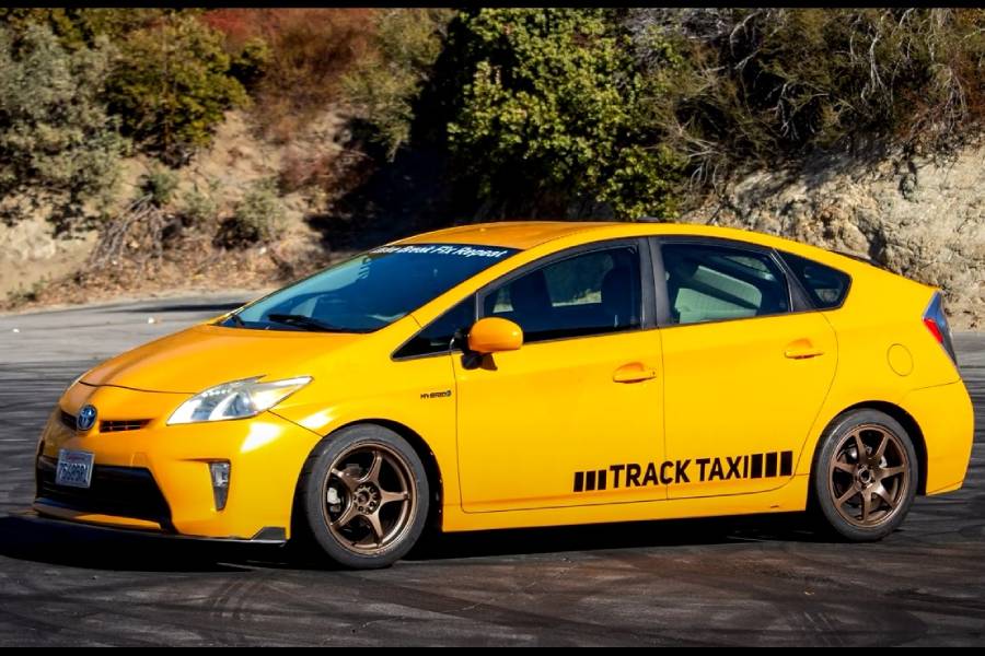 https://autogreeknews.gr/wp-content/uploads/2021/01/toyota-prius-race-taxi.jpg