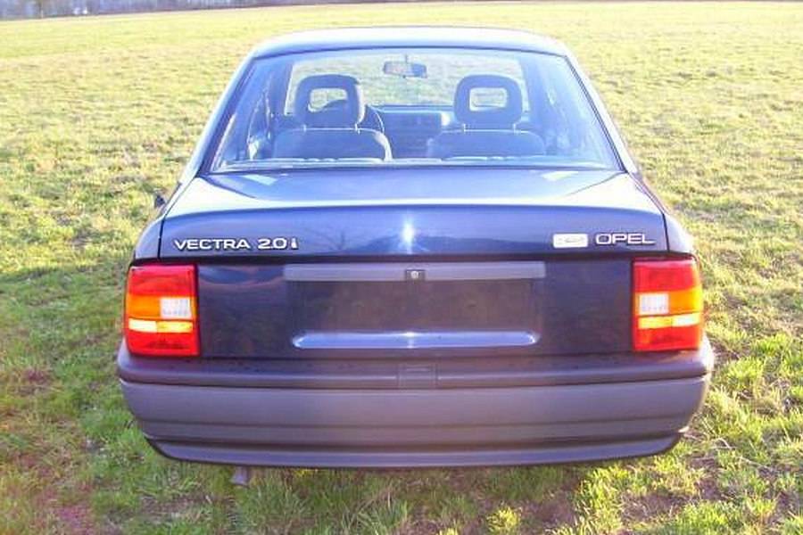 https://autogreeknews.gr/wp-content/uploads/2021/02/1990-opel-vectra-for-sale-4.jpg