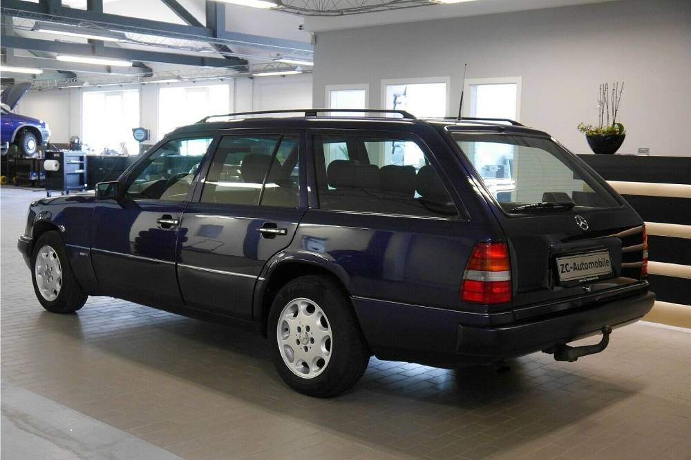 https://autogreeknews.gr/wp-content/uploads/2021/02/1994-mercedes-t124-for-sale-4.jpg