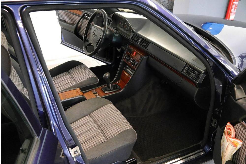 https://autogreeknews.gr/wp-content/uploads/2021/02/1994-mercedes-t124-for-sale-8.jpg